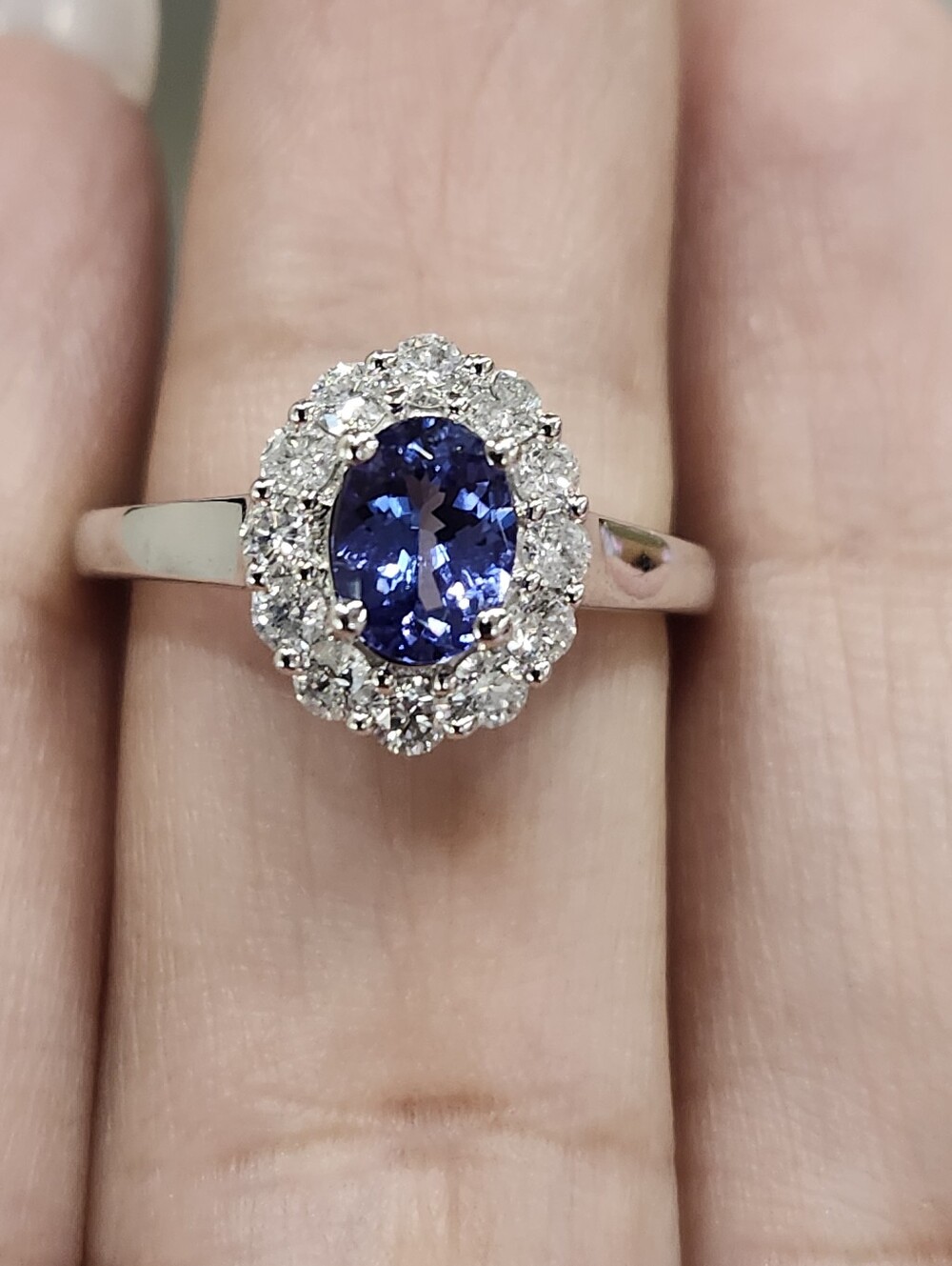 10k Gold Ring With Natural Diamond And Natural Tanzanite.